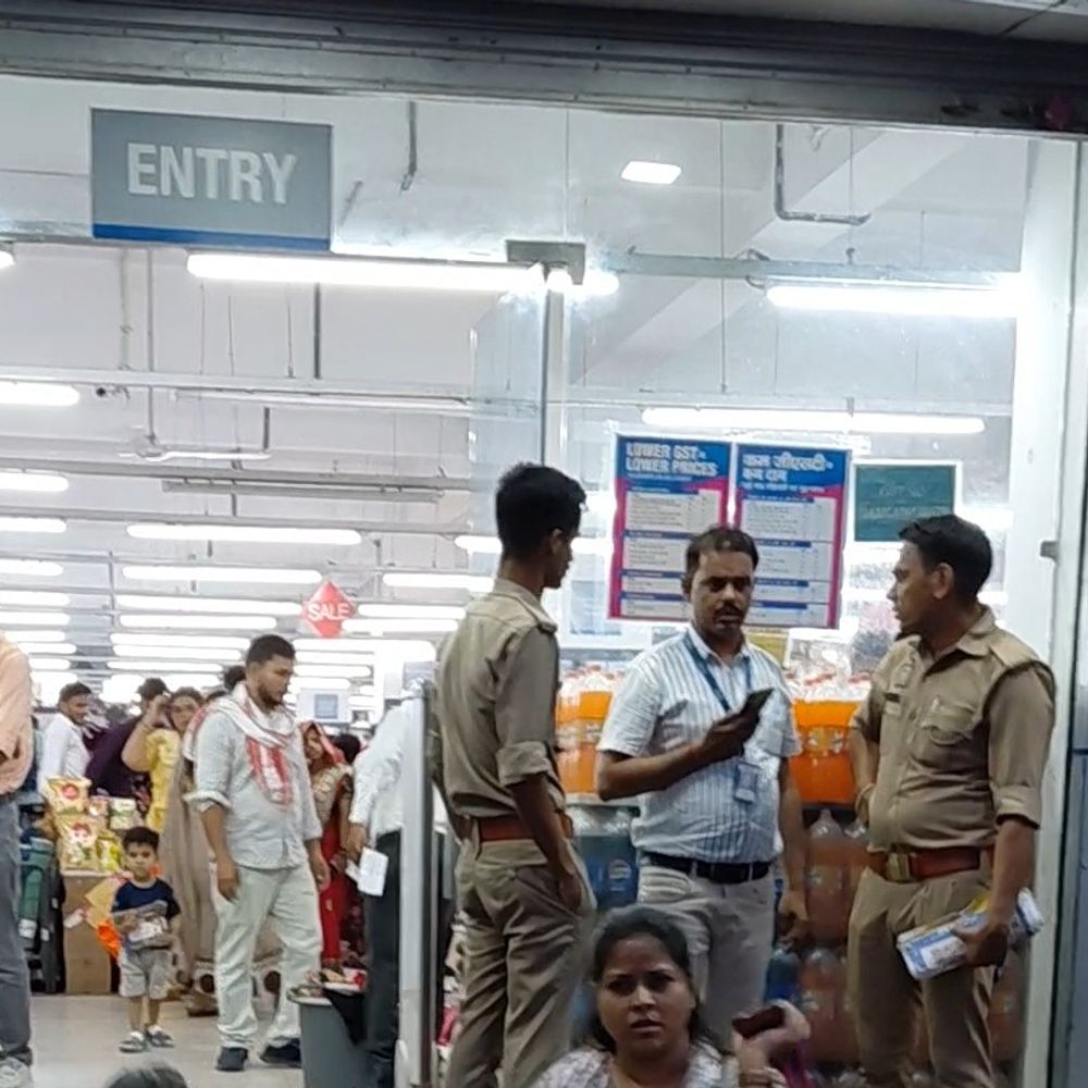 फर्रुखाबाद में दो कोचिंग सेंटर सील:विशाल मेगा मार्ट कराया गया खाली, ग्राहक निकल गए बाहर