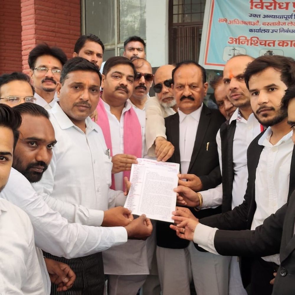 रजिस्ट्री कार्यालय के निजीकरण के विरोध में धरना:मुरादाबाद में अधिवक्ताओं का आंदोलन दसवें दिन भी जारी, कामकाज ठप