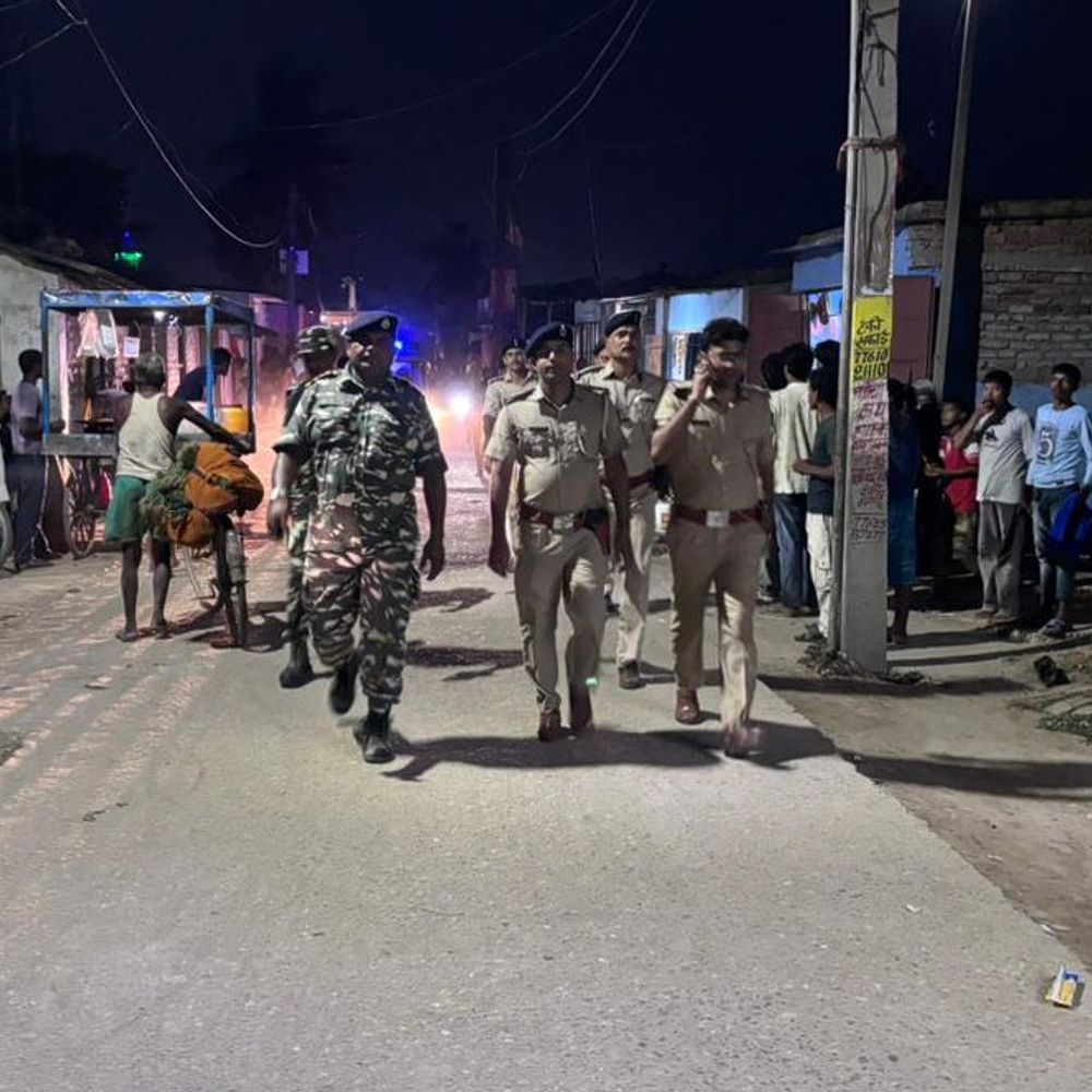 भिठ्ठा में मुहर्रम से पहले फ्लैग मार्च:शांति व्यवस्था बनाए रखने की अपील, भड़काऊ पोस्ट करने पर होगी कार्रवाई