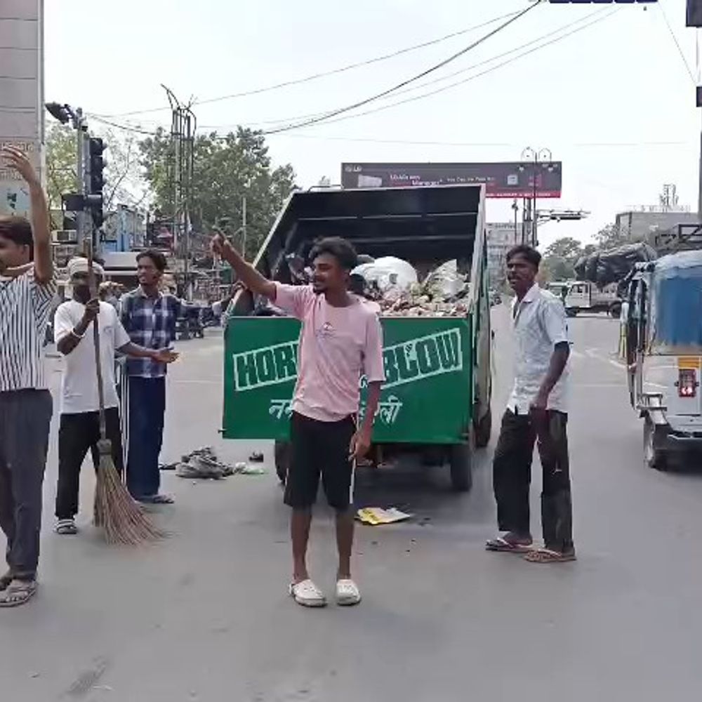 बरेली में संविदाकर्मियों की हड़ताल, कूड़ा उठान ठप:वेतन विसंगति और मुकदमों के विरोध में सड़कों पर फेंका कूड़ा