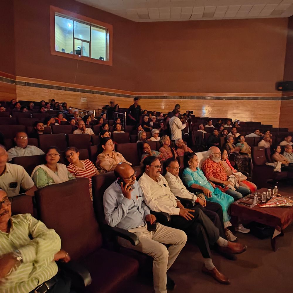 लखनऊ में 'त्रासदी' नाटक ने दर्शकों को भावुक किया:मां के बिछड़ने का दर्द और रिश्तों की अहमियत को दर्शाया