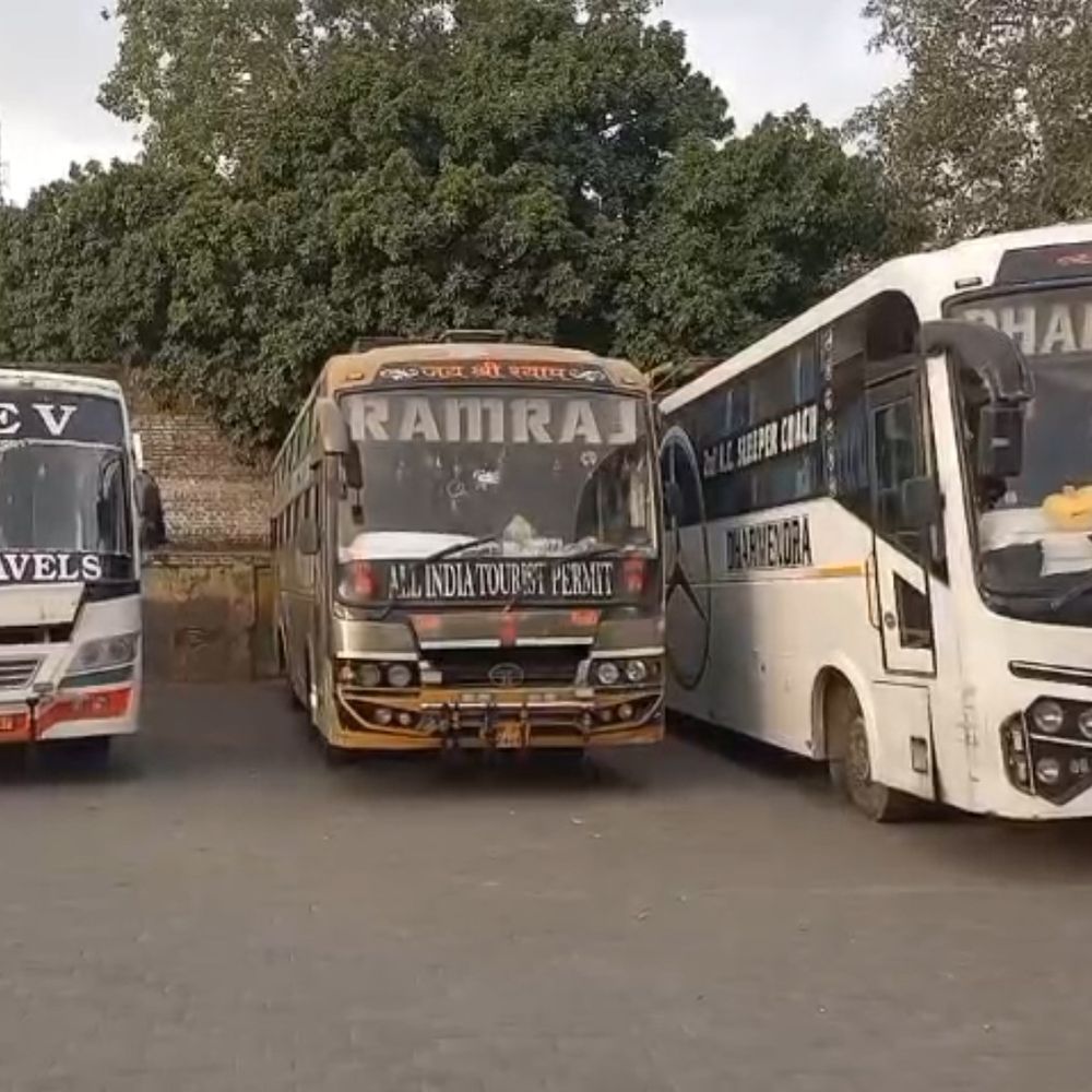 फायर सेफ्टी जांच में फंसी प्राइवेट बस:फिरोजाबाद में कई यात्री घंटों तक फंसे, किराया वापसी को लेकर हंगामा