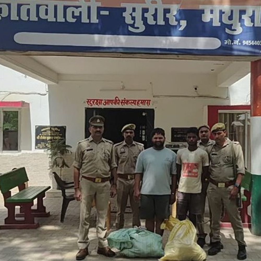 मथुरा में 14.44 किलो गांजे के साथ दो तस्कर गिरफ्तार:पुलिस ने यमुना एक्सप्रेसवे के पास दबोचा, एक का आपराधिक रिकॉर्ड