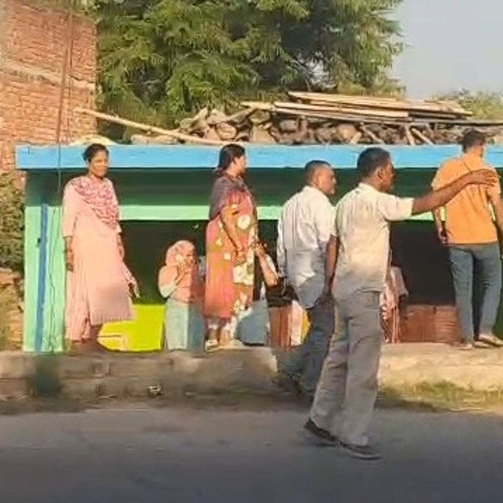 पुश्तैनी मकान पर कब्जे का प्रयास, महिलाओं से मारपीट:पीड़ित परिवार ने पुलिस पर सुनवाई न करने का आरोप लगाया, उन्नाव SP से मिले