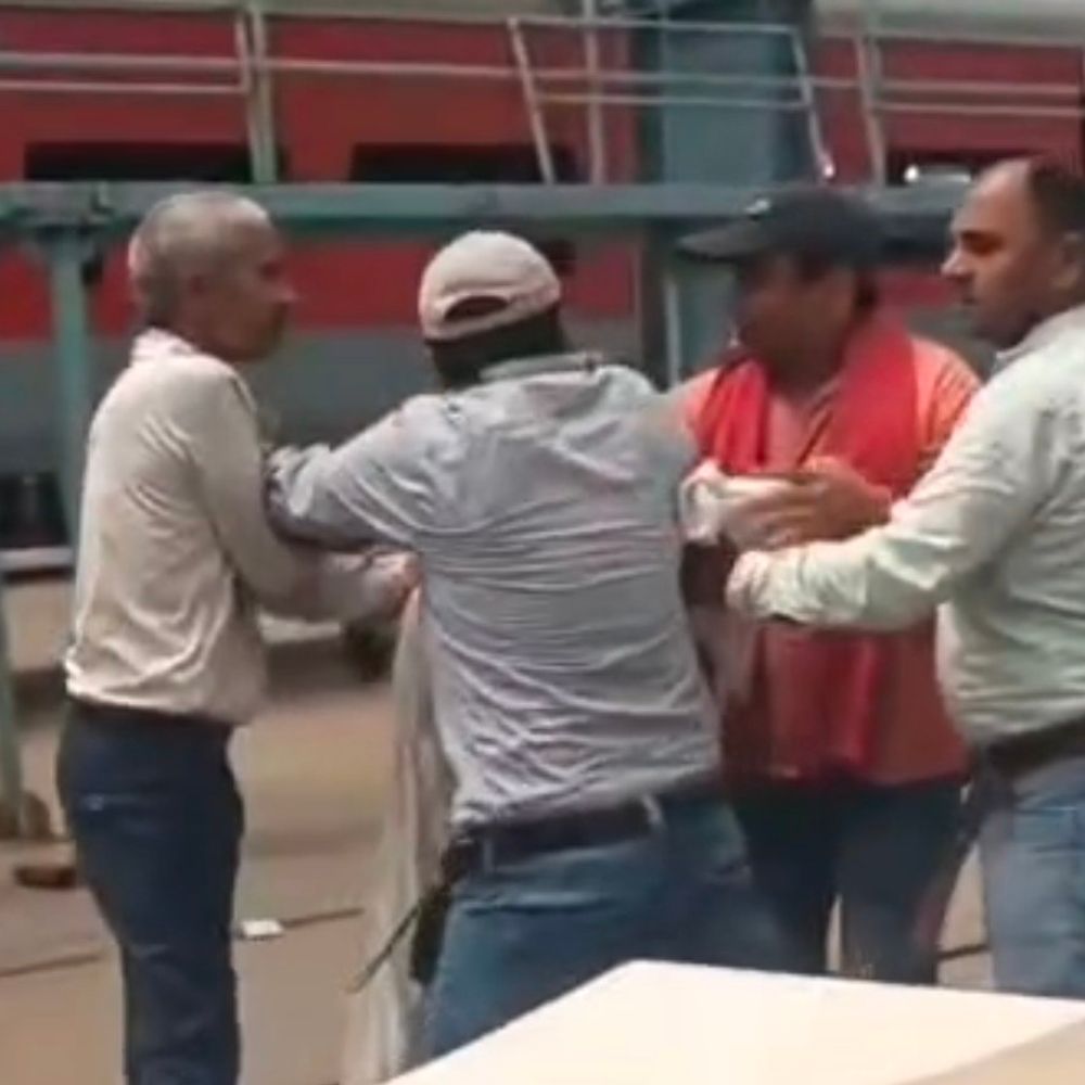 रेल कोच कारखाने में अधिकारी ने कर्मचारी को पीटा:रायबरेली में मारपीट का वीडियो वायरल, घायल कर्मचारी अस्पताल में भर्ती