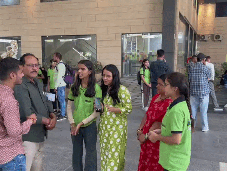 ट्रक ड्राइवर की बेटी का मेडिकल तैयारी का सपना पूरा:किसान के बच्चे, फलों का ठेला लगाने वाले की बच्ची को फ्री में मिलेगी नीट की कोचिंग