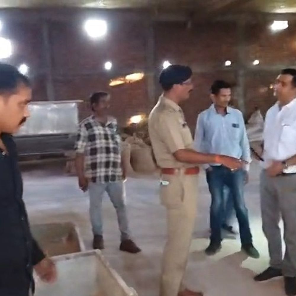 निरमा पाउडर की आड़ में बन रहा था जर्दा-गुटखा:किराए के गोदाम में फैक्ट्री,20 दिन से गायब हुआ आरोपी;शक होने पर पुलिस ने मारी रेड