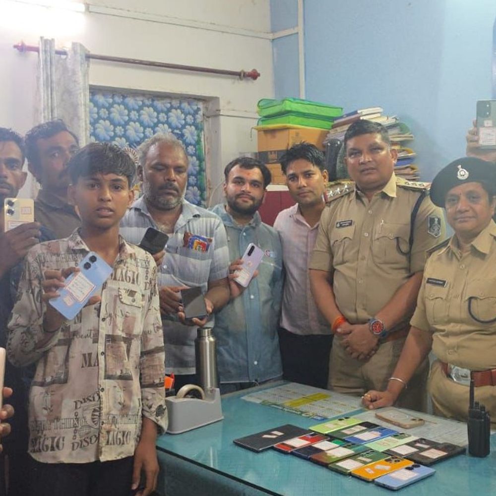 पुलिस ने गुम हुए 8 लाख रुपए के मोबाइल लौटाए:उज्जैन में 27 मोबाइल और 1 टैबलेट को उनके मालिक को सौंपा