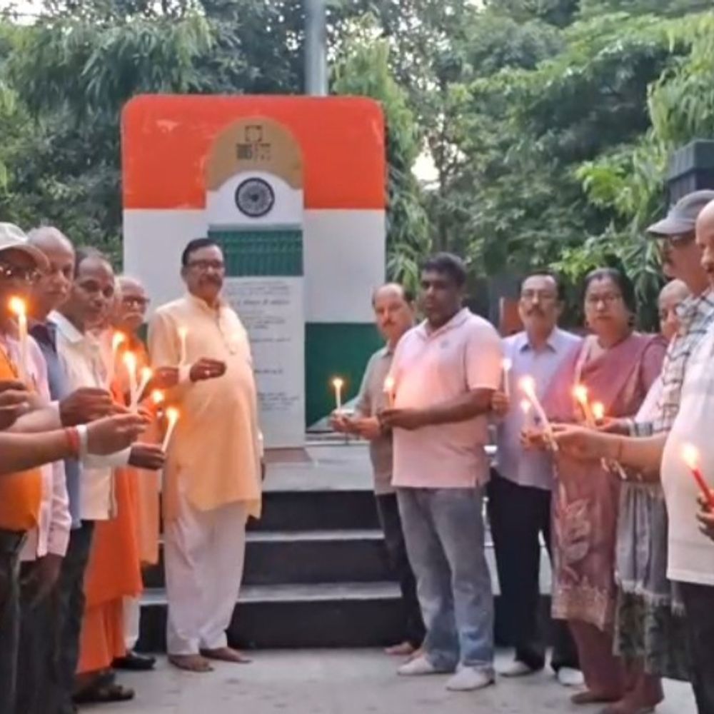 लखनऊ अग्निकांड के मृतकों को श्रद्धांजलि:बहराइच में राष्ट्रीय हिन्दू रक्षा परिषद ने श्रद्धांजलि सभा की