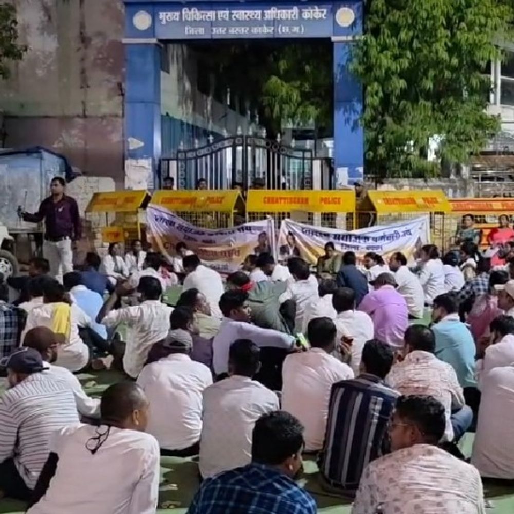 कांकेर में BMO को हटाने सड़क पर बैठे स्वास्थ्य कर्मी:6 घंटे से दफ्तर के बाहर चल रहा प्रदर्शन, पुलिस बल तैनात, समझाइश जारी