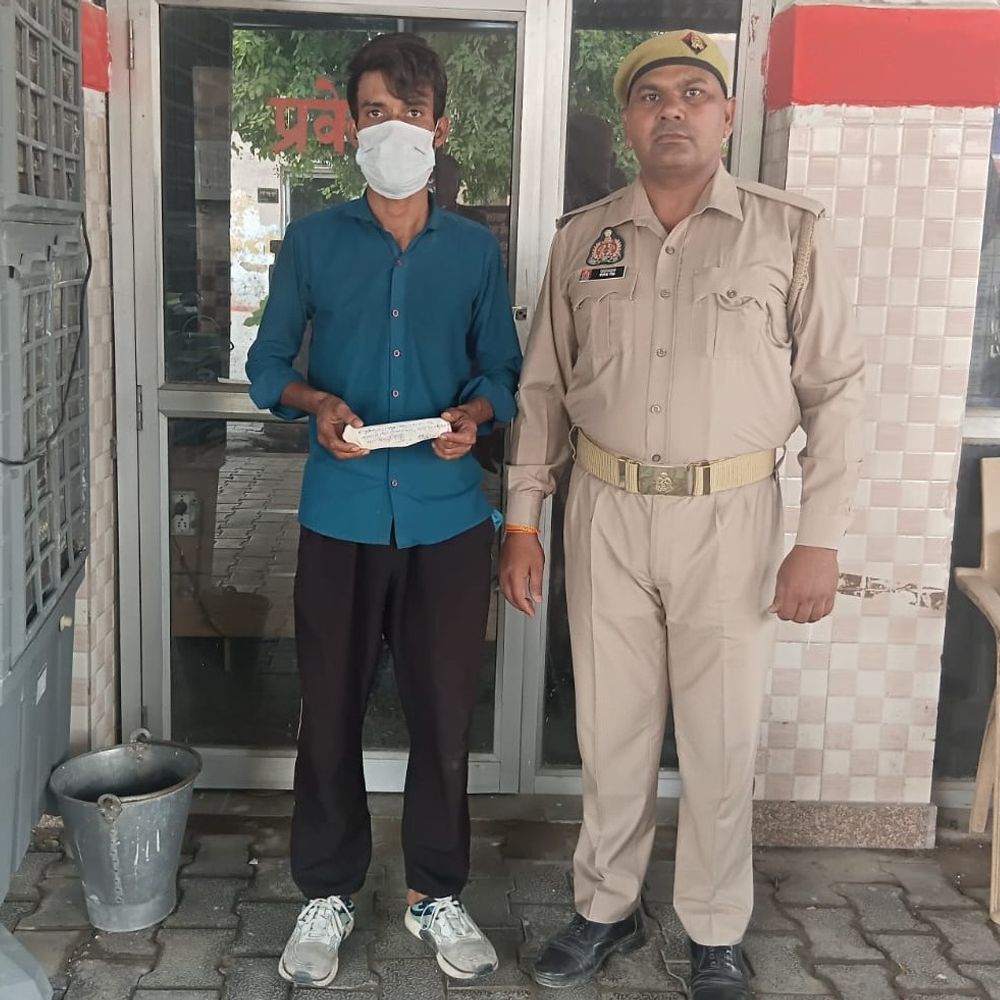 पिलखुवा पुलिस ने अवैध चाकू के साथ युवक पकड़ा:चेकिंग के दौरान साहिल गिरफ्तार, शस्त्र अधिनियम में केस दर्ज