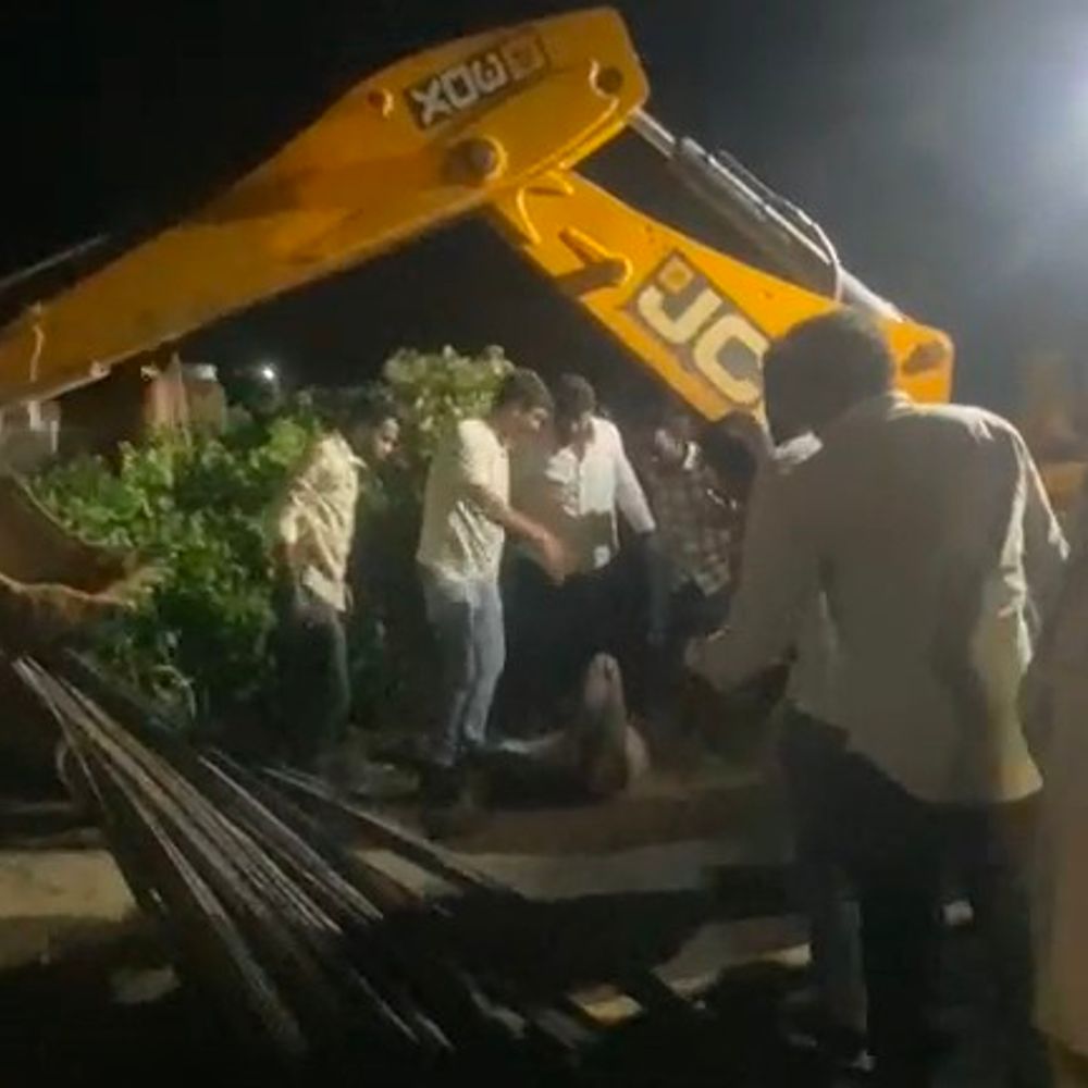 नरसिंहपुर में लोहे से भरी ट्रैक्टर-ट्रॉली पलटी:दो लोग फंसे, जेसीबी की मदद से सुरक्षित निकाले; जानवर को बचाने की कोशिश में हादसा