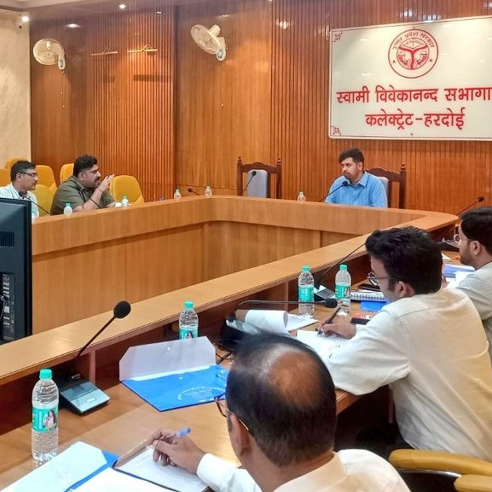 हरदोई में DM ने बैंकों को दिए निर्देश:स्वरोजगार योजनाओं के पात्रों को समय पर मिले ऋण