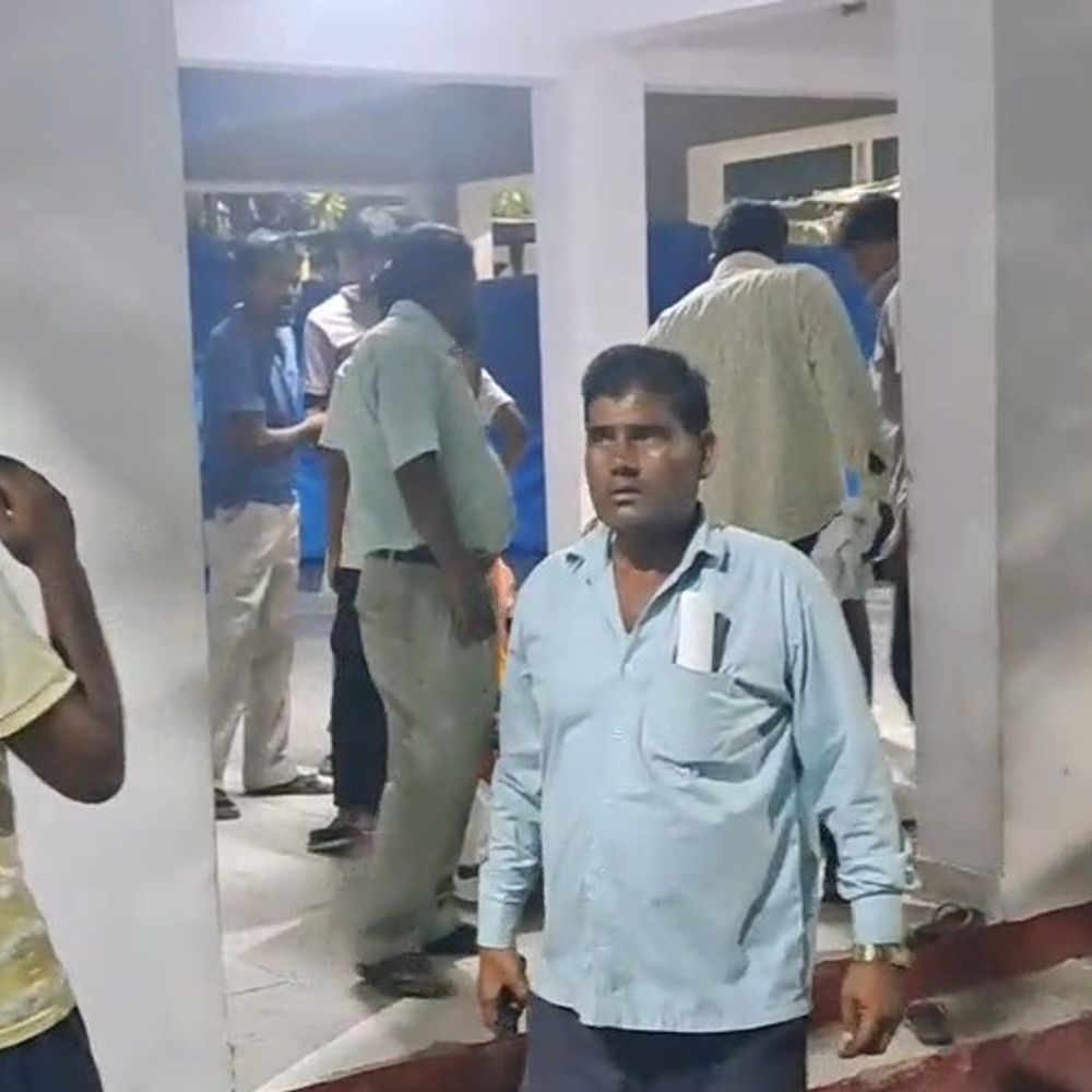 सीतापुर में मवेशी से टकराई बाइक, महिला की मौत:बाइक सवार पति गंभीर घायल, पुलिस ने शव पोस्टमार्टम के लिए भेजा