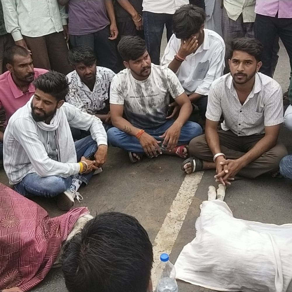 गौवंश की मौतें, ग्रामीणों ने नेशनल हाईवे किया जाम:लावारिस गौवंश के लिए उचित व्यवस्था की मांग, आश्वासन पर जाम खुला