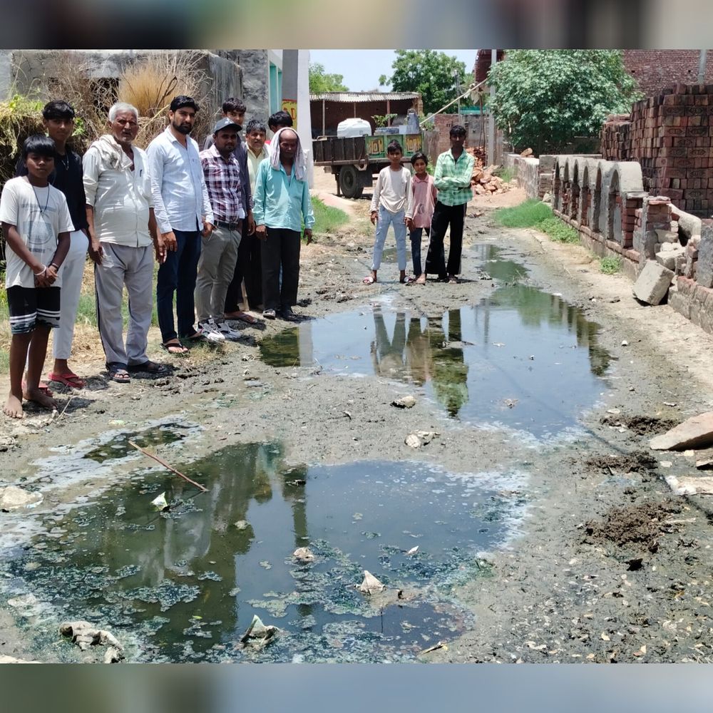 फतेहपुर सीकरी के चिरमोली गांव में दो 20 साल से:शिकायत के बाद भी ग्रामीणों को नहीं मिली राहत