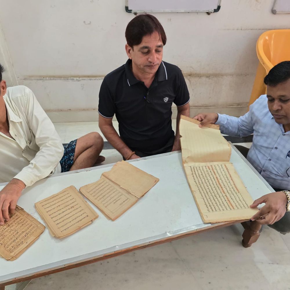 पन्ना में सैकड़ों साल पुरानी दुर्लभ पांडुलिपियां मिलीं:संवत 1862 की 'बीतक साहेब नंददासजी सबसे पुरानी, सरकार ने की अपील