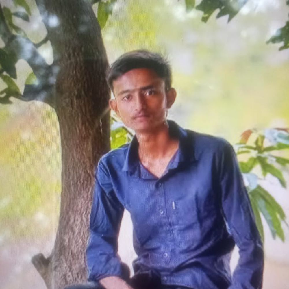 गंगा में डूबने से बीए छात्र की मौत:भदोही में दो युवकों को गोताखोरों ने बचाया, सीतामढ़ी घाट पर हादसा