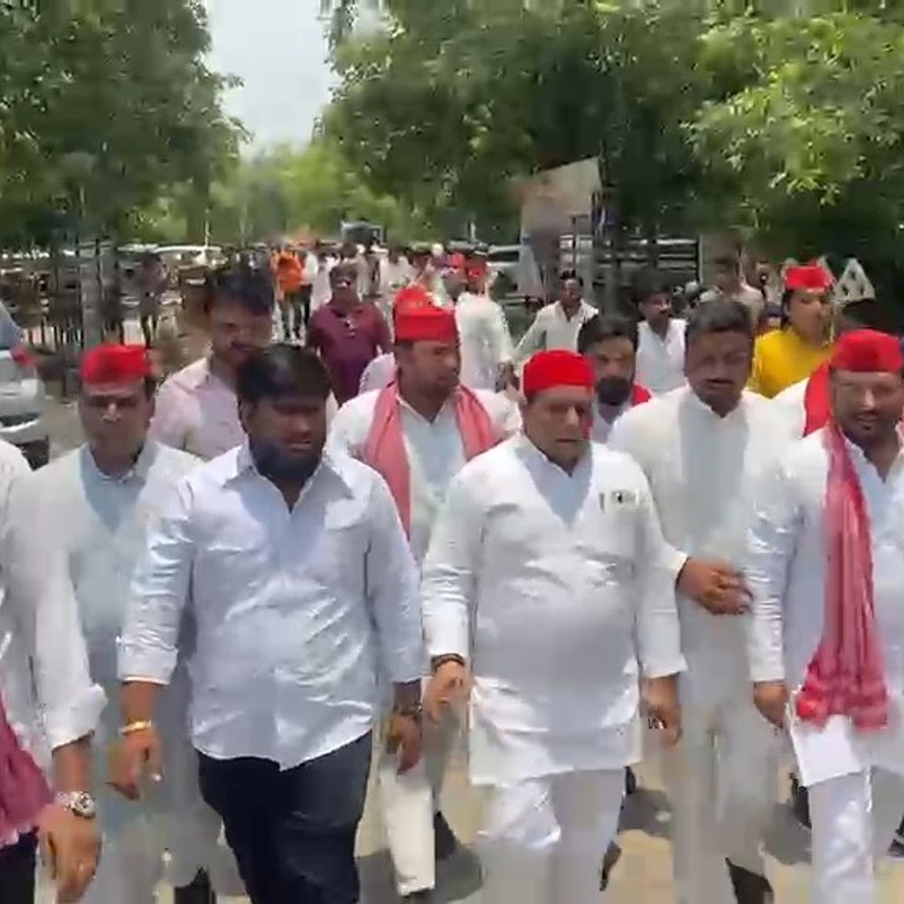 नोएडा GIMS में धरना हटाने पर सपा का हंगामा:कलेक्ट्रेट के बाहर सड़क जाम; प्रबंधन बोला- OPD हो रही थी प्रभावित