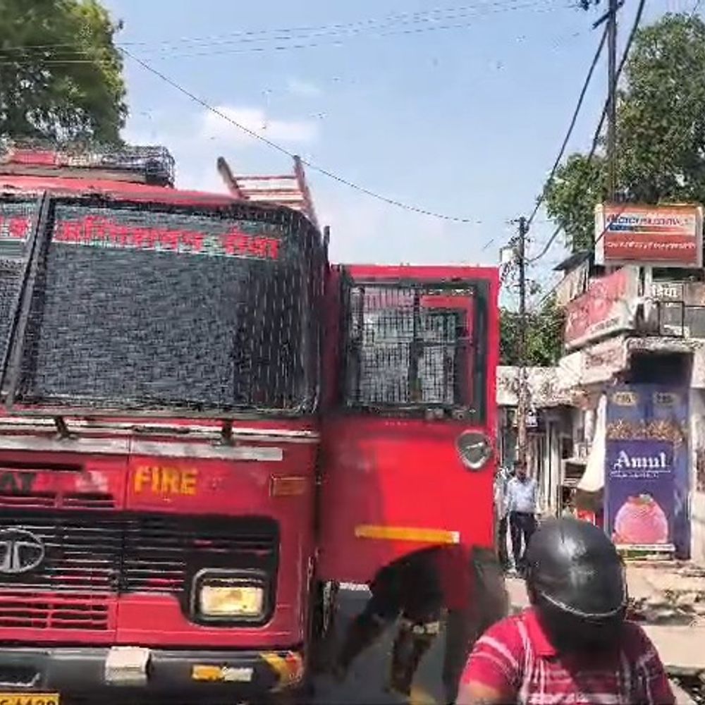 सीतापुर एक्सिस बैंक सर्वर रूम में लगी आग:फायर अलार्म बजने से दो दमकल की गाड़ियां पहुंची, बैंककर्मी घटना छिपाते रहे