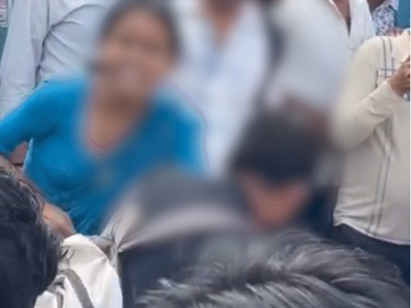 पत्नी ने बीच सड़क पर पति को चप्पल से पीटा,VIDEO:साथ जा रही गर्लफ्रेंड को भी जड़े थप्पड़,अफेयर के शक में महिला ने पीछा किया