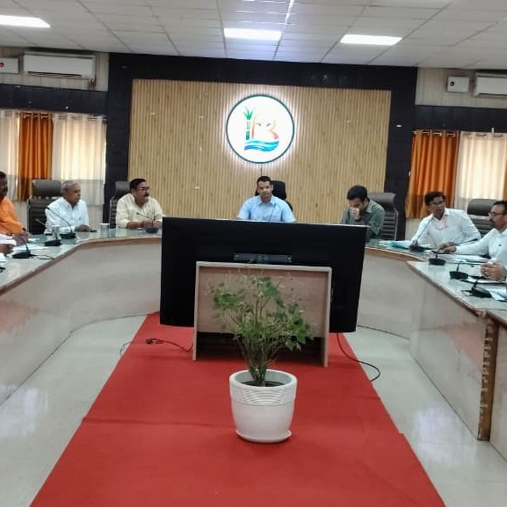 गन्ना किसान 5 फीट कतार और आधुनिक तकनीक अपनाएं:डीएम बोले- इससे बढ़ेगी उपज और किसानों की आय