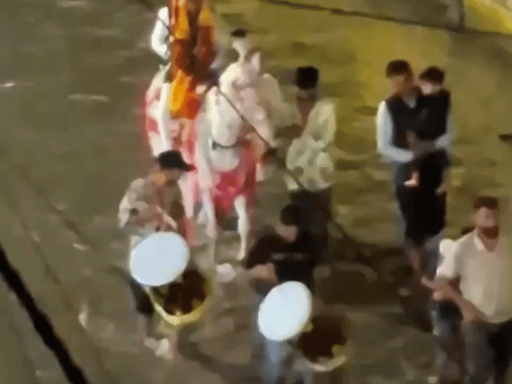 इंदौर में घुटनों तक भरे पानी में निकली बारात:  बारातियों ने जलभराव के बीच किया डांस, देखें VIDEO – Indore News