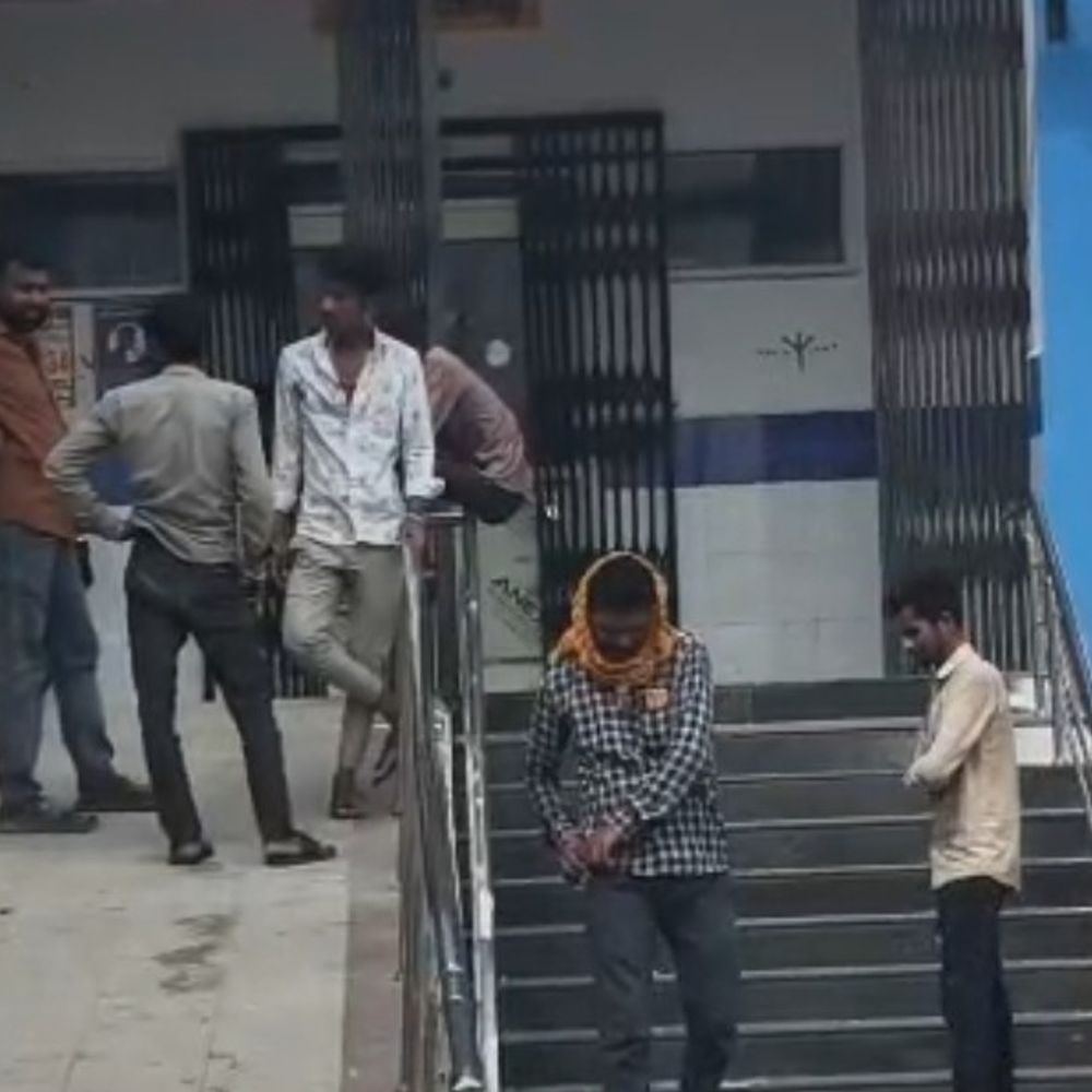 पिकअप ने बाइक को मारी टक्कर, युवक की मौत:महिला और बालिका गंभीर घायल, उज्जैन रेफर; पुलिस ने वाहन जब्त किया