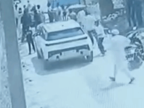 सहारनपुर में जमीन विवाद में दो पक्ष भिड़े:राजस्व विभाग की टीम के सामने की मारपीट, दो लोग घायल