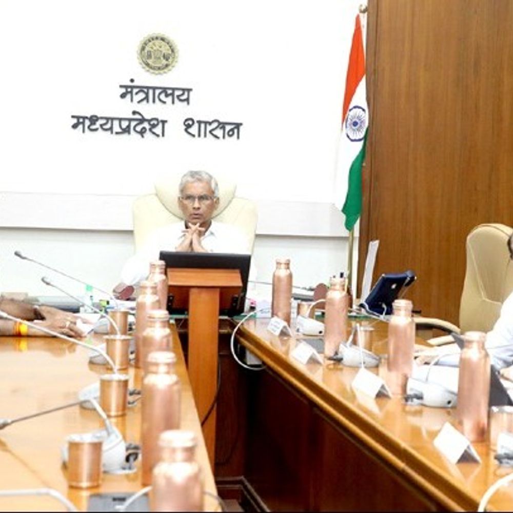 मोबाइल दूर रखें या स्विच ऑफ रखें कलेक्टर:सीएस बोले, हो सकता है कुछ कलेक्टर ज्यादा पढ़े लिखे हों, एग्जाम दिए हों पर सब्जेक्ट ज्ञान जरूरी