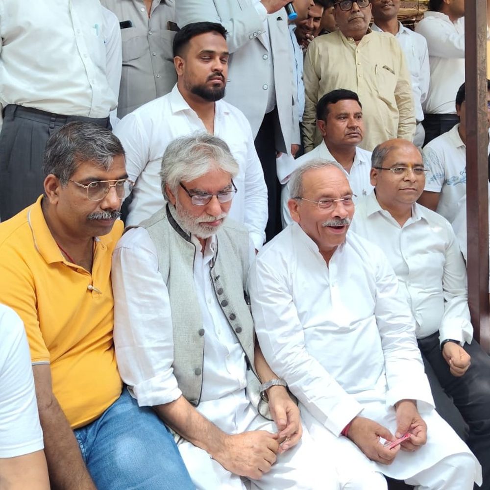 ई-रजिस्ट्री हड़ताल के समर्थन में उतरे सांसद और सपा नेता:15वें दिन भी ठप रहा रजिस्ट्री कार्य ,100 करोड़ से ज्यादा राजस्व का नुकसान