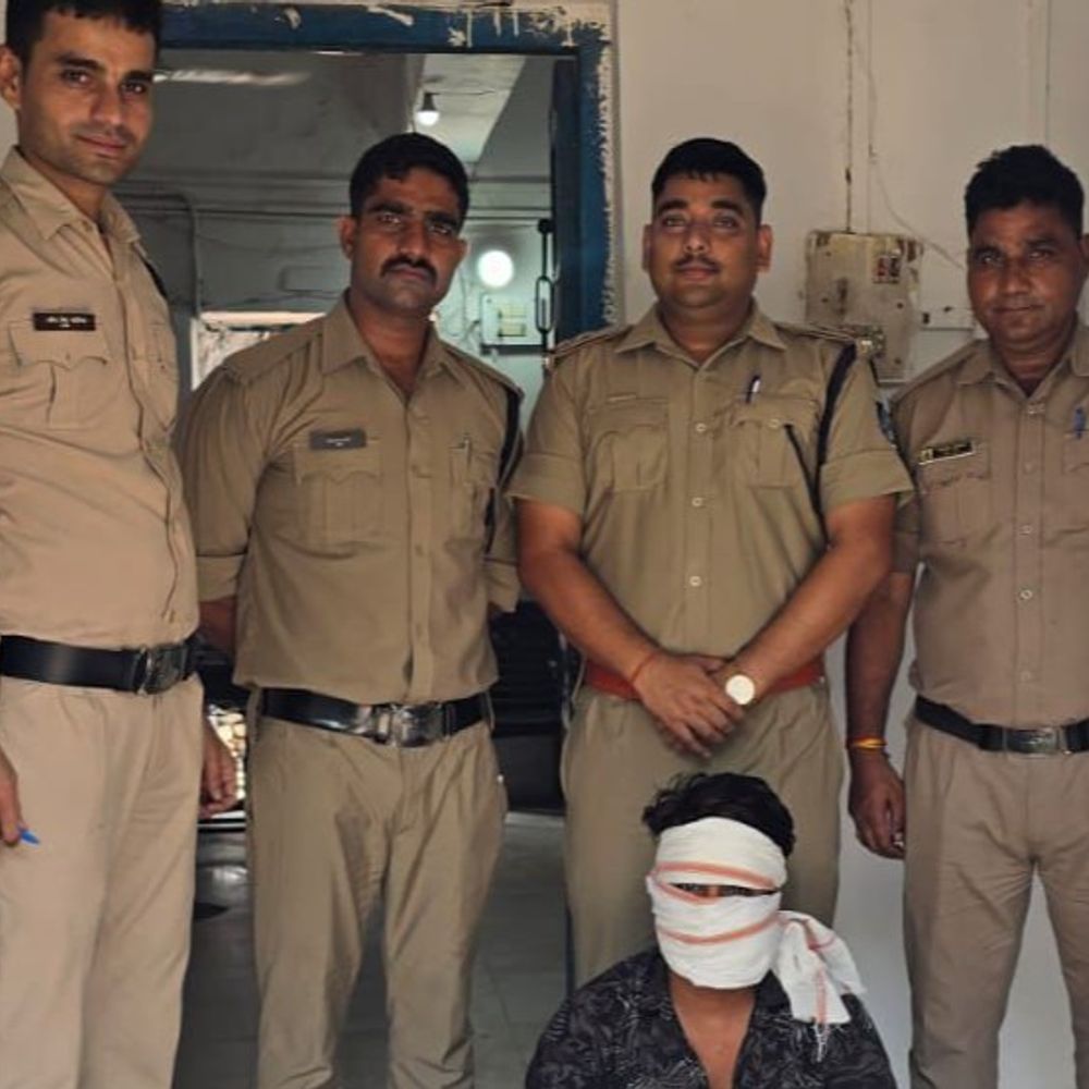 पांच हजारी बालात्संग का इनामी बदमाश गिरफ्तार:एक माह से था फरार साइबर से मिली लोकेशन दिल्ली से किया गिरफ्तार