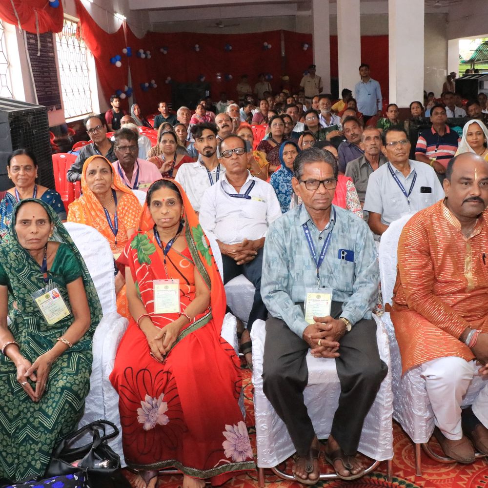 मुख्यमंत्री तीर्थदर्शन योजना से हरिद्वार-ऋषिकेश यात्रा शुरू:झाबुआ से 191 तीर्थयात्री रवाना, मंत्री निर्मला भूरिया ने दिखाई हरी झंडी