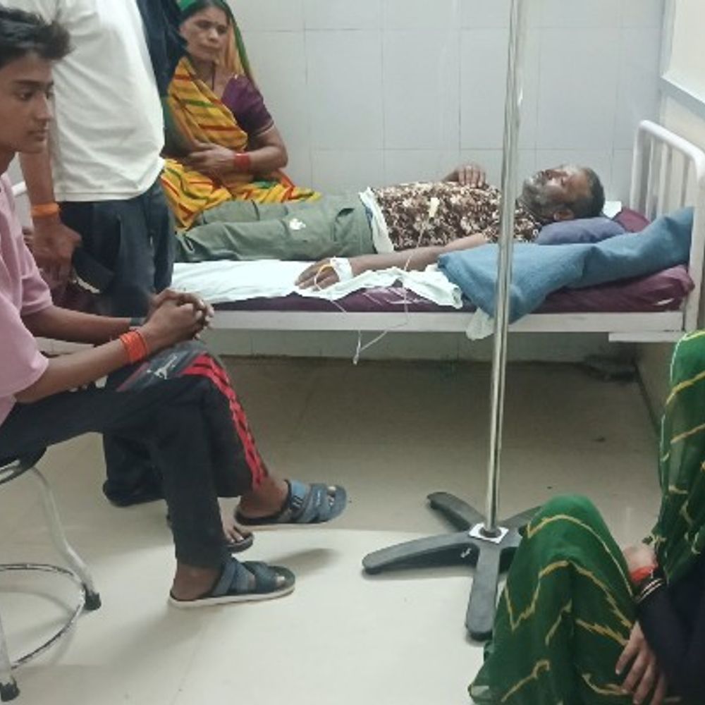 पन्ना में करंट लगने से बुरी तरह झुलसा किसान:छत पर बारिश का पानी साफ करते समय हाईटेंशन की चपेट में आए; ग्रामीणों में आक्रोश