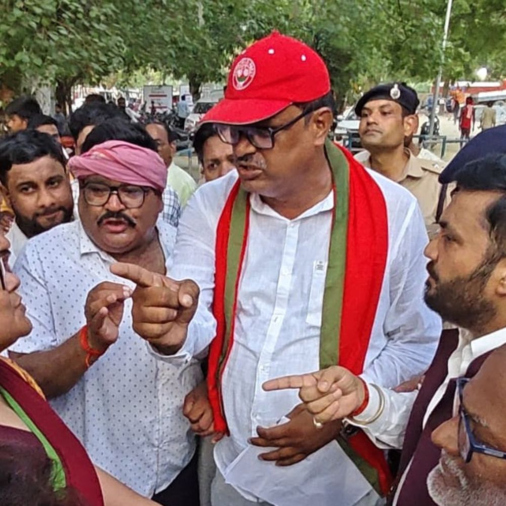 जौनपुर सिटी स्टेशन पर पटना-कोटा एक्सप्रेस का ठहराव शुरू:हरी झंडी दिखाने के दौरान भाजपा-सपा कार्यकर्ताओं में नारेबाजी