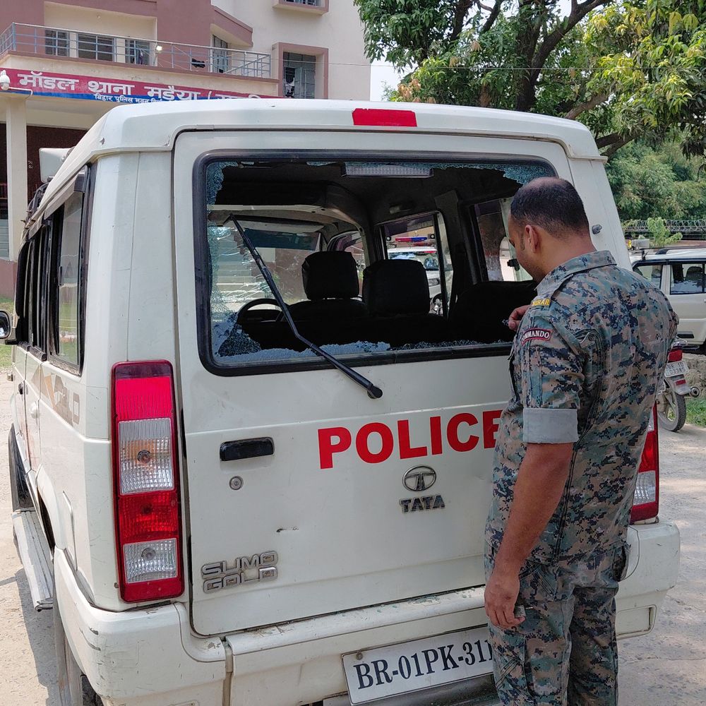 खगड़िया में ताजिया जुलूस में DJ बजाने को लेकर विवाद:पुलिस वाहन और निजी स्कूल पर पत्थरबाजी; सरकारी गाड़ी का शीशा तोड़ा
