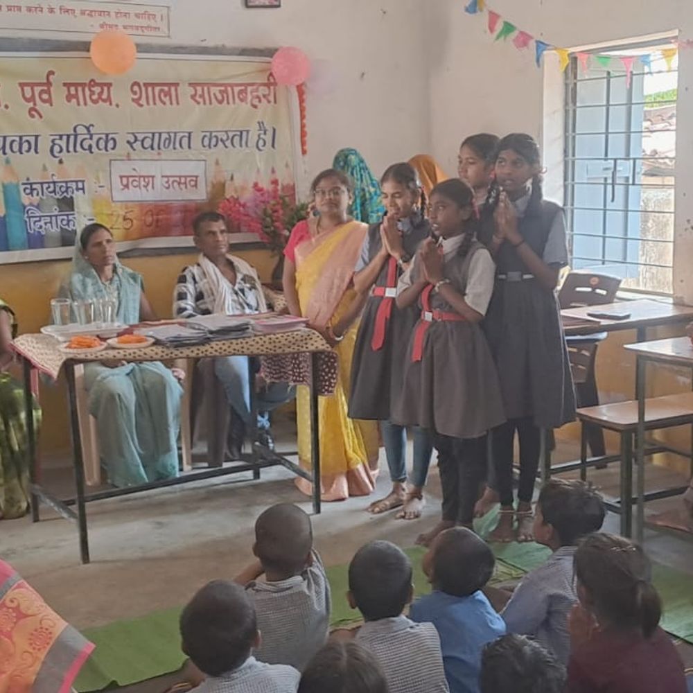 सजाबाहरी में पुस्तकें-ड्रेस बांट न्योता भोज कराया