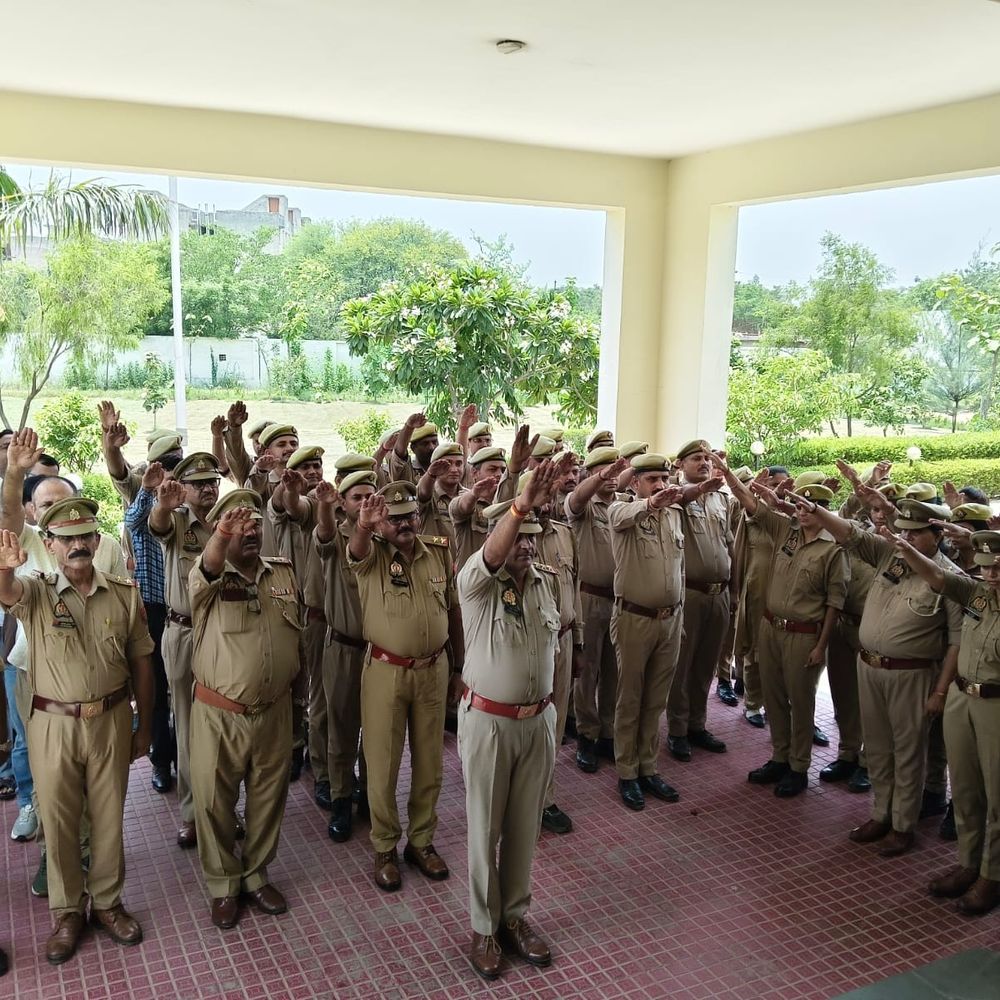 हापुड़ पुलिस ने विश्व ड्रग्स दिवस पर जागरूकता संदेश सुनाया:अपर पुलिस अधीक्षक ने पुलिसकर्मियों को नशामुक्ति की शपथ दिलाई