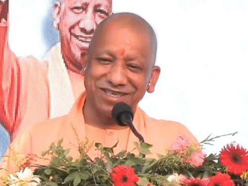 योगी बोले- फिल्में फ्री करिए, हम इलाज मुफ्त कर देंगे:गोरखपुर में चुटकी ली तो सांसद रवि किशन ने गाना सुनाया; VIDEO