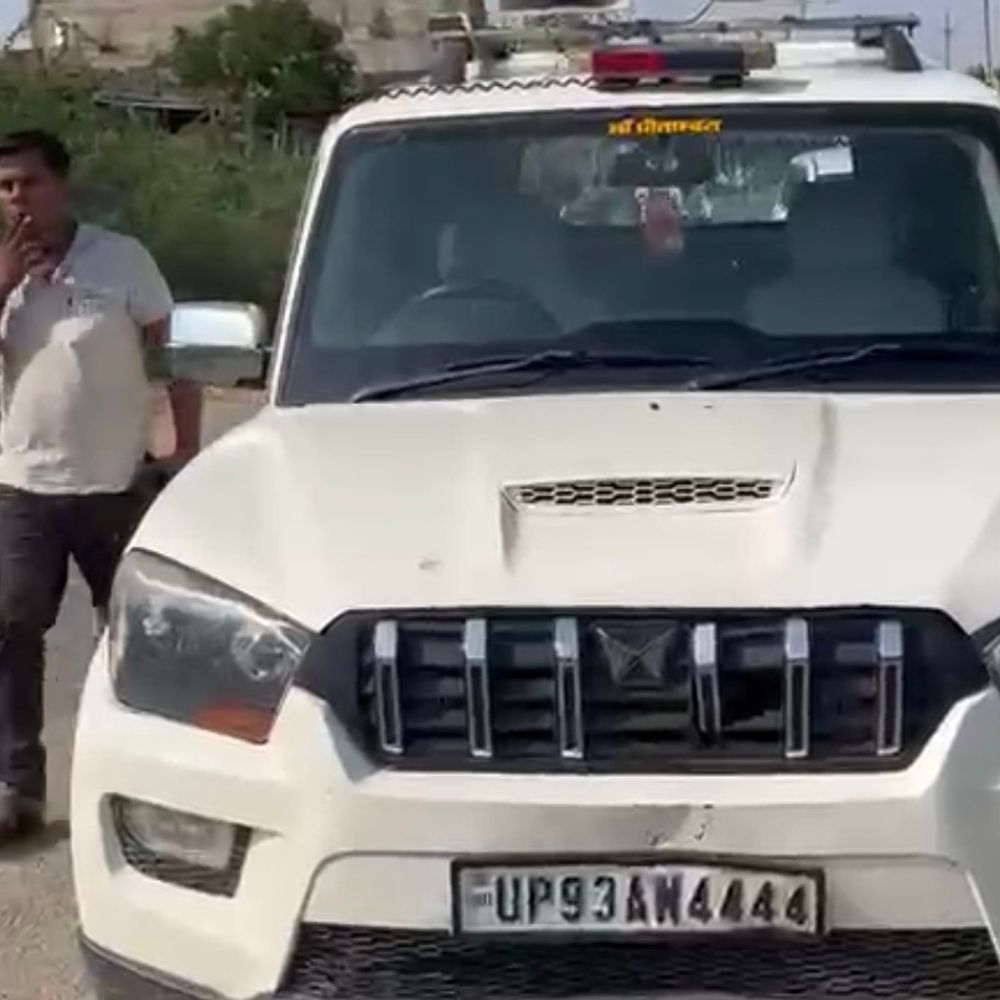 पुलिस फॉलो वाहन ने दो बाइकों को टक्कर मारी:दतिया में महिला समेत तीन घायल, एस्कॉर्ट ड्यूटी पर था वाहन