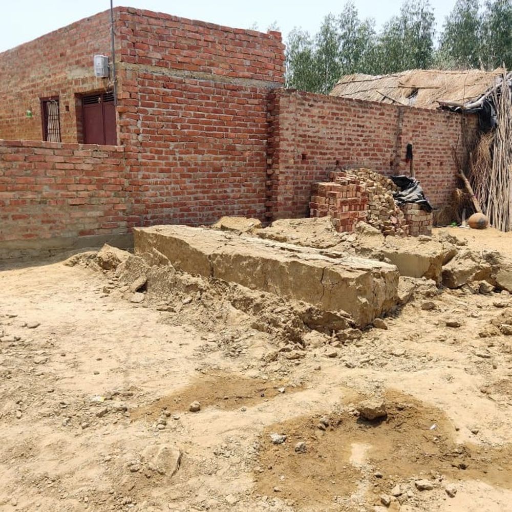 उन्नाव में कच्ची दीवार गिरने से ग्रामीण की मौत:मलबा हटाकर बाहर निकाला शव, पुलिस करा रही पोस्टमार्टम