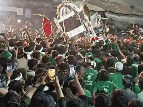 मुहर्रम के जुलूस में करंट से किशोर की मौत:प्रयागराज में नौवीं पर निकला था, पोल छूने से चपेट में आया; मची अफरा-तफरी