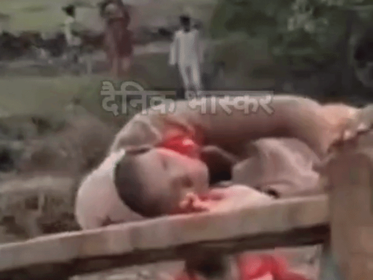 खटिया पर नदी पार कराई, रास्ते में हुआ प्रसव:छिंदवाड़ा में सड़क न होने से एम्बुलेंस नहीं पहुंची, डिलीवरी के बाद बाइक से अस्पताल लाए
