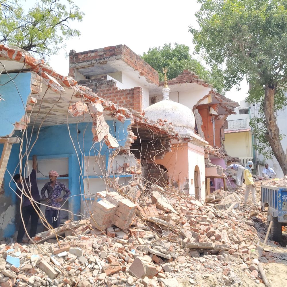 उन्नाव की मिश्रा कॉलोनी में 10 मकान ध्वस्त:नए पुल के लिए ध्वस्तीकरण अभियान हुआ धीमा, मकानस्वामी बोले- उन्हें जमीन दी जाएं