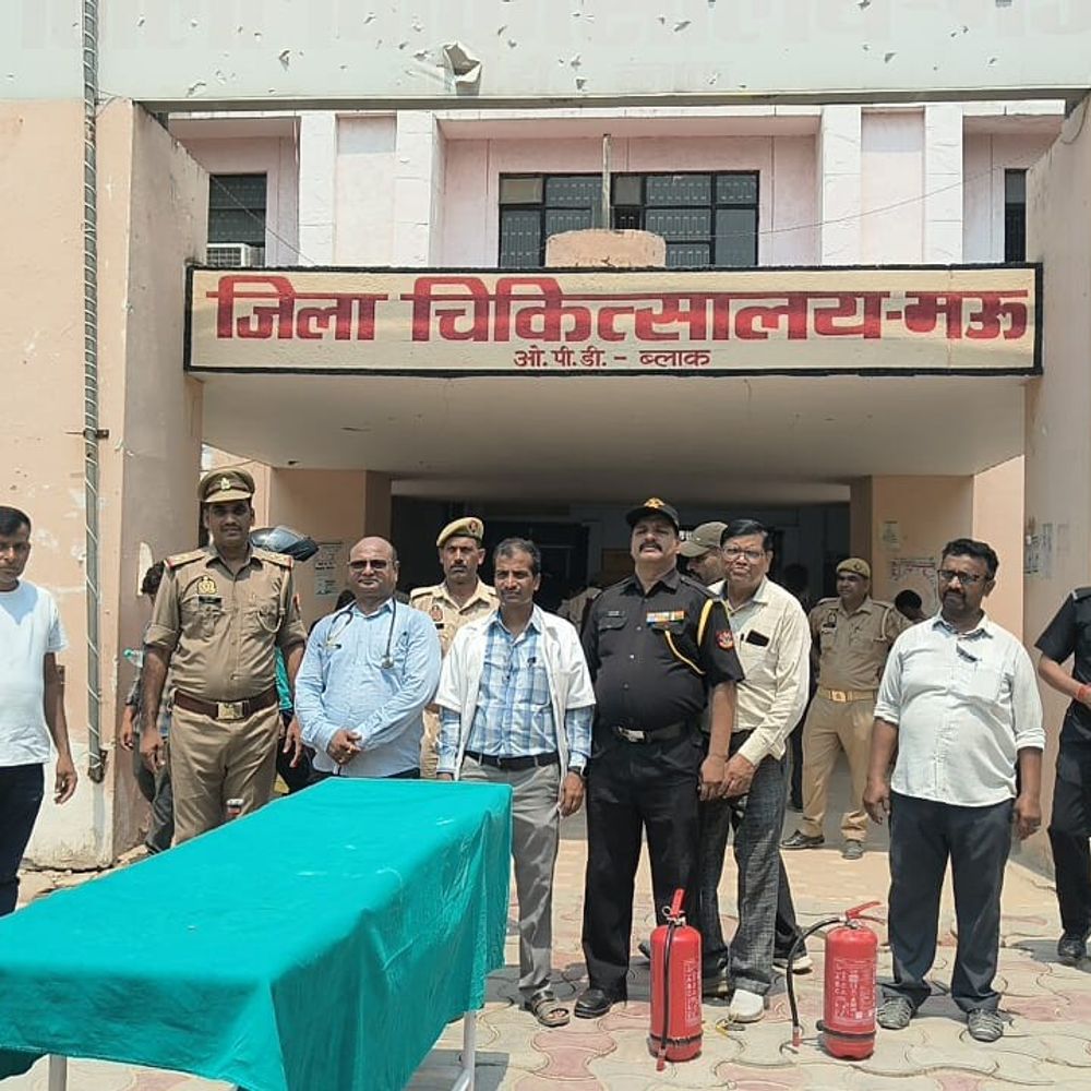 मऊ जिला अस्पताल में फायर विभाग की मॉक ड्रिल:स्वास्थ्य कर्मियों को आग से बचाव का प्रशिक्षण, आधे घंटे चला अभियान