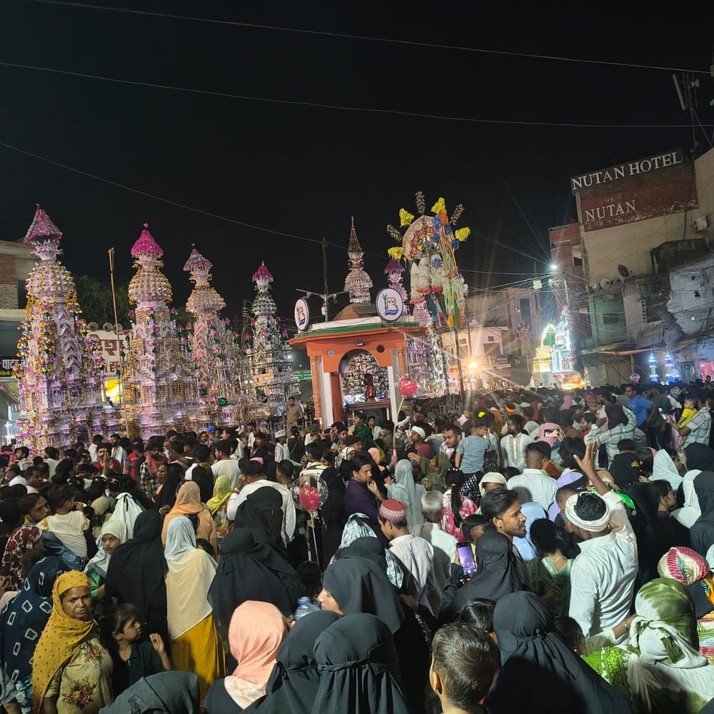 बलरामपुर में मोहर्रम पर ताजिए कर्बला रवाना:वीर विनय चौराहे पर देर रात तक उमड़ा जनसैलाब, 'या हुसैन' की सदाएं गूंजी