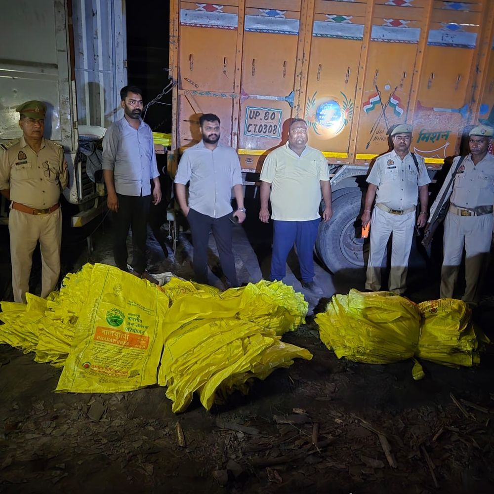 यूरिया कालाबाजारी करने पर 11 लोगों पर FIR दर्ज:एटा में ड्राइवर, मुनीम और फैक्ट्री मालिक शामिल; 670 बोरी खाद जब्त