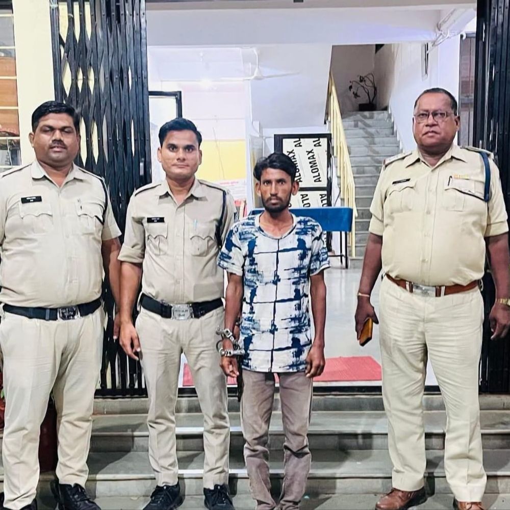 खेत में गाड़े थे चोरी के 2.30 लाख, पड़ोसी गिरफ्तार:खंडवा में किसान के घर से चुराए थे जमीन के पैसे; शराब का आदी है आरोपी
