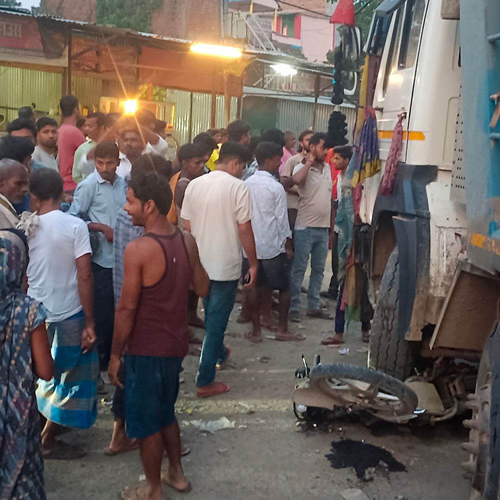 समस्तीपुर में सड़क हादसा, युवक गंभीर जख्मी:अनियंत्रित हाईवा ने बाइक सवार को मारी टक्कर