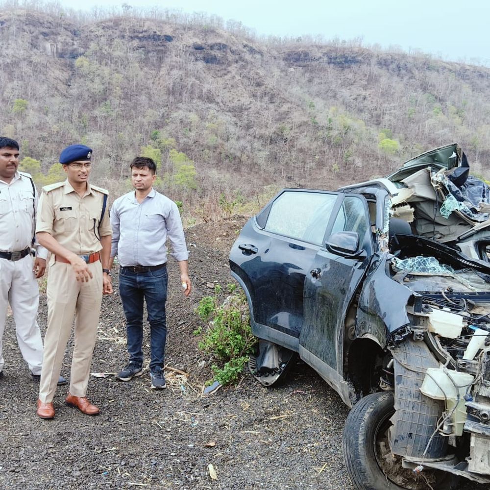 महू के भेरू घाट की ढलान पर फिर हादसा:पांच वाहन आपस में भिड़े, भोपाल की युवती की मौत, युवक घायल